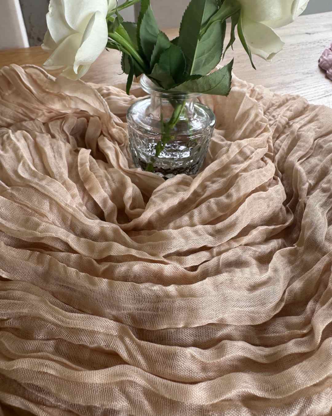 Musselin Tischläufer in creme beige mieten für Veranstaltung, Hochzeit und Eventdekoration