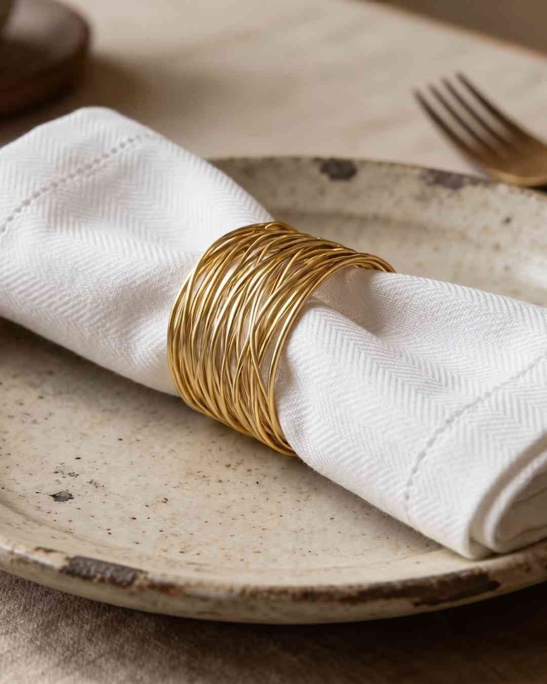 Serviettenring geflochten gold mieten mit Serviettenring geflochten gold zur Miete für Veranstaltung, Hochzeit und Geburtstag.