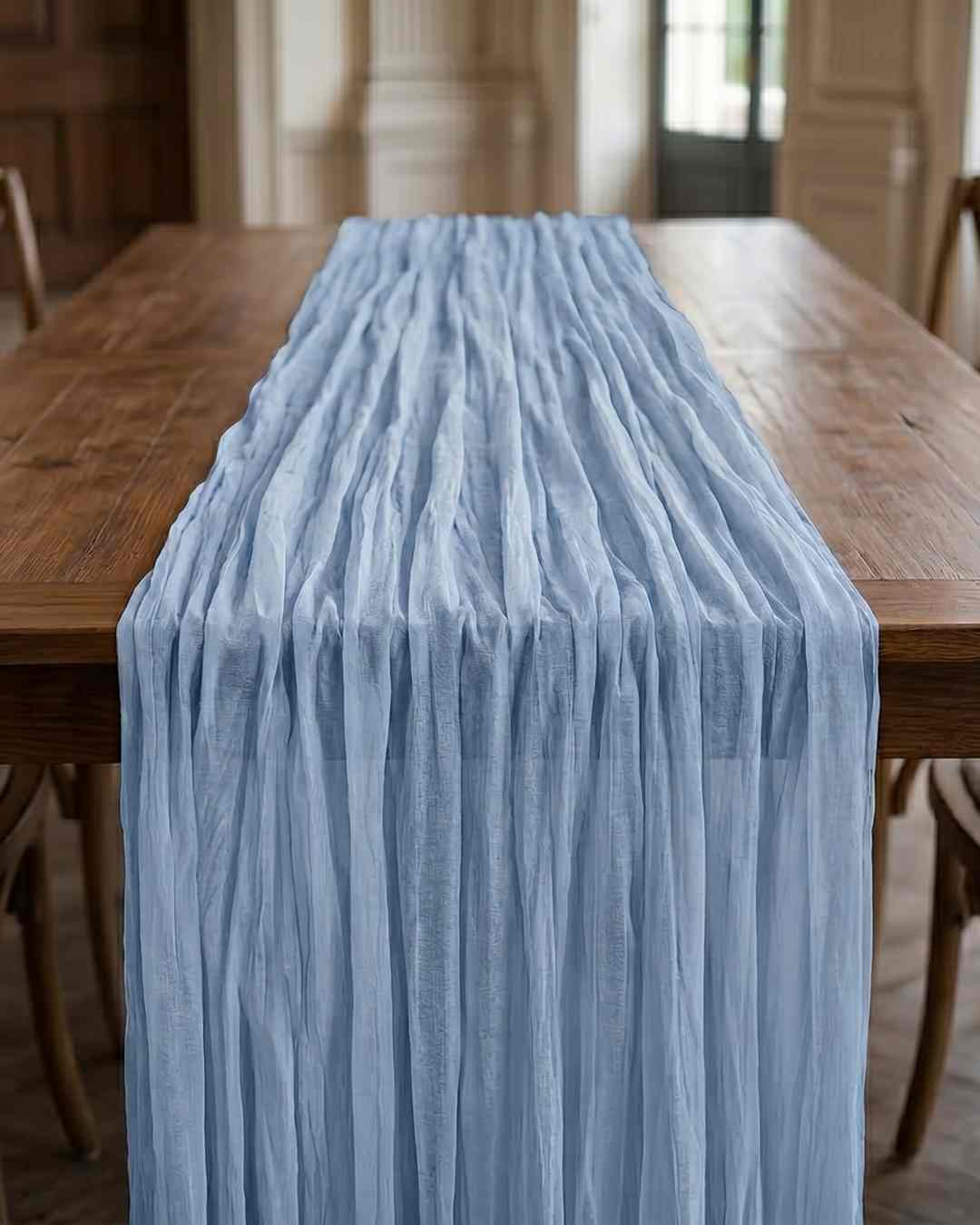 Tischläufer aus Musselin graublau mieten für Hochzeit und Event